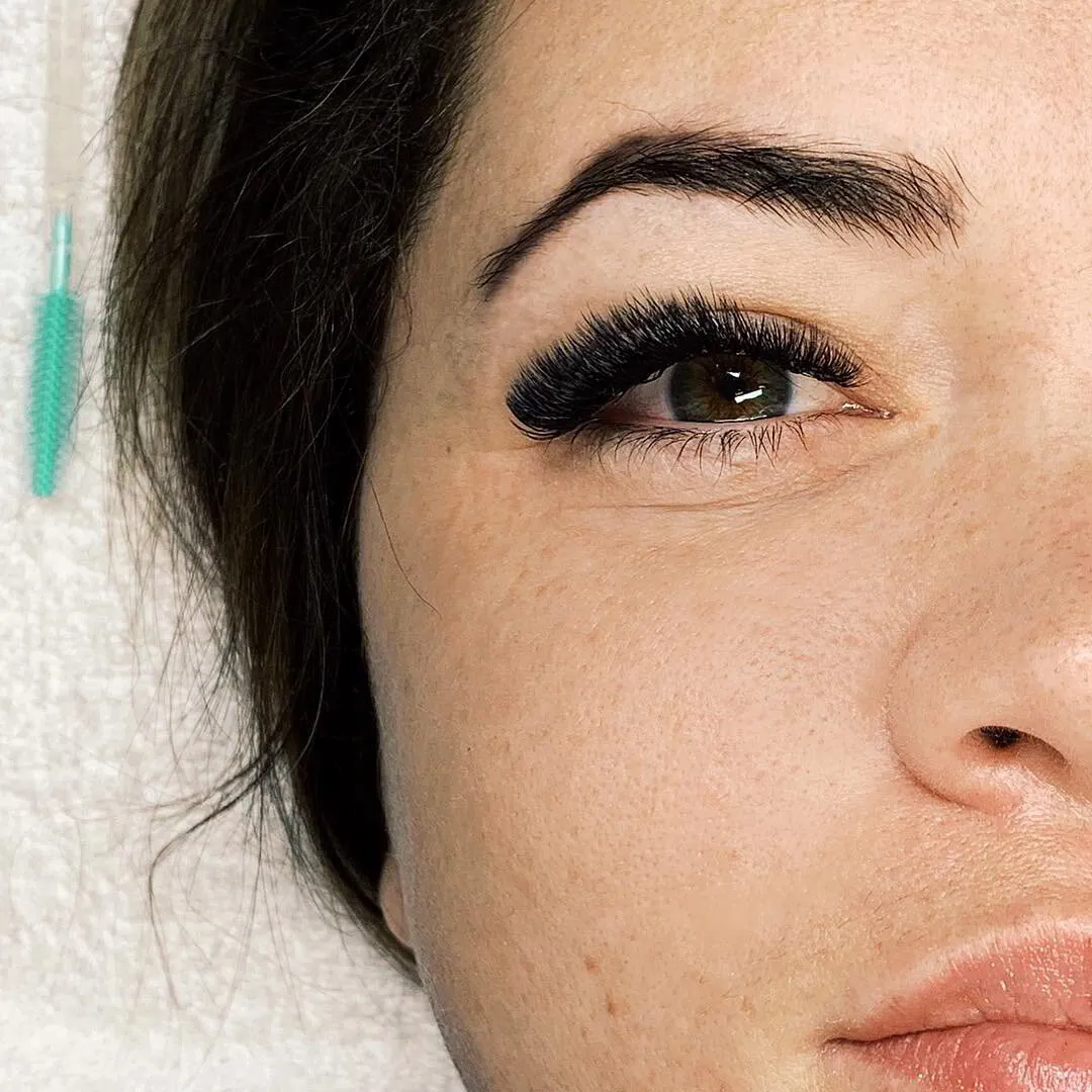 Full volume lash extensions on a brown eye