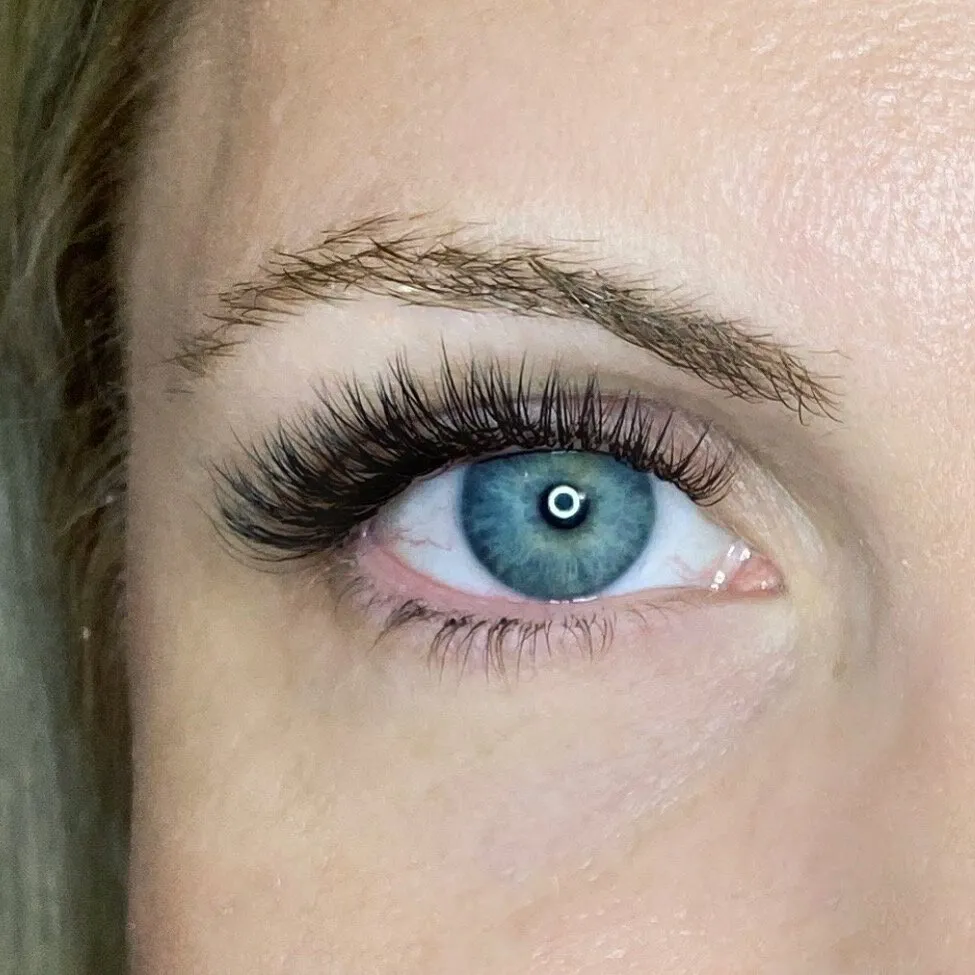 Lash extension set by Mary J Lashes, look 15