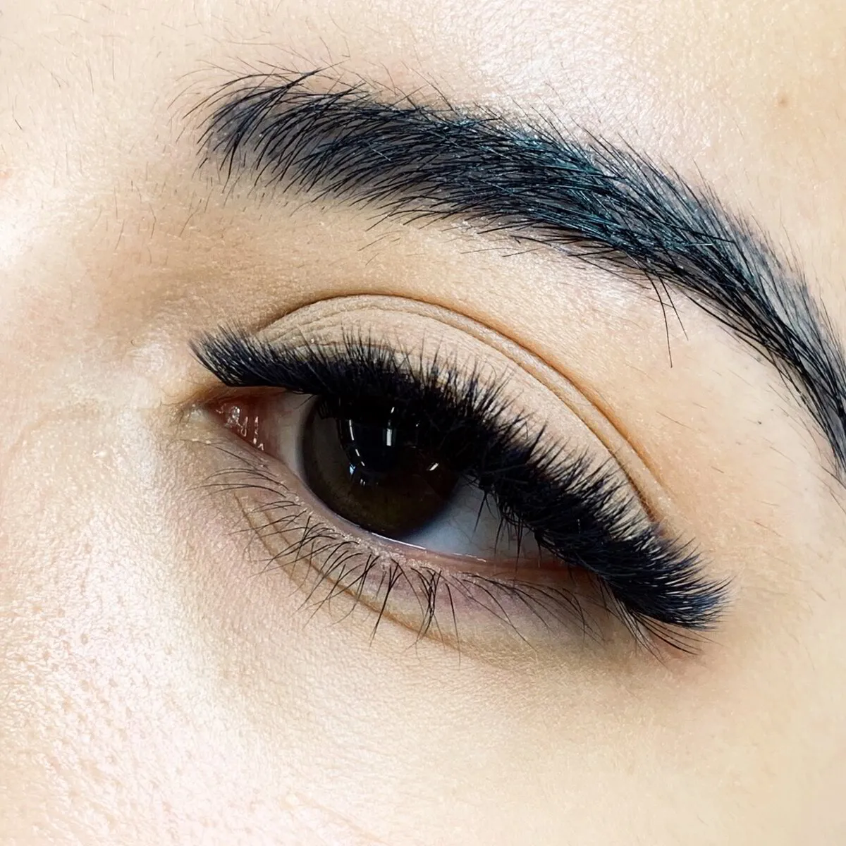 Lash extension set by Mary J Lashes, look 28