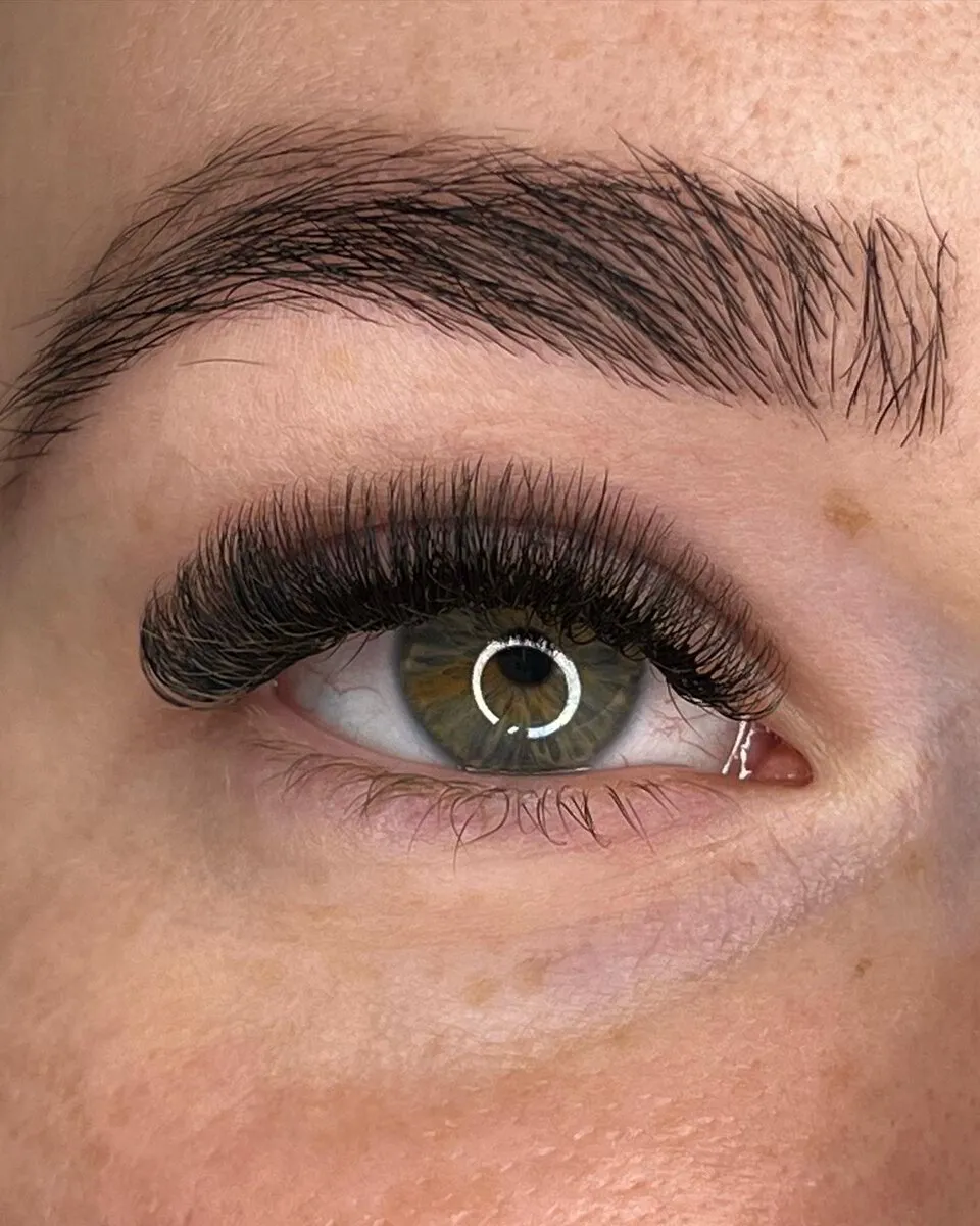 Lash extension set by Mary J Lashes, look 31