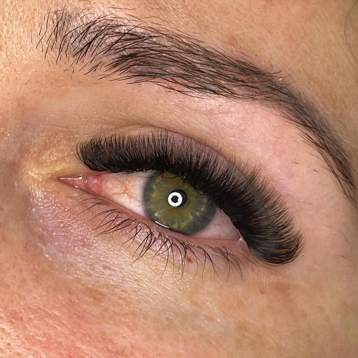 Lash extension set by Mary J Lashes, look 34